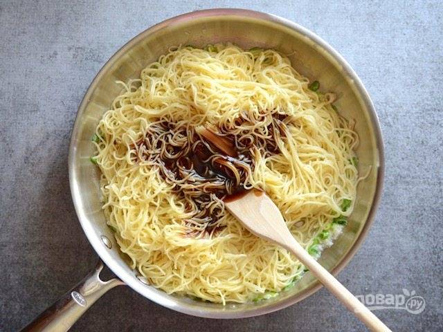 4.	Снимите сковороду с огня, выложите в нее спагетти, приготовленный ранее соус.