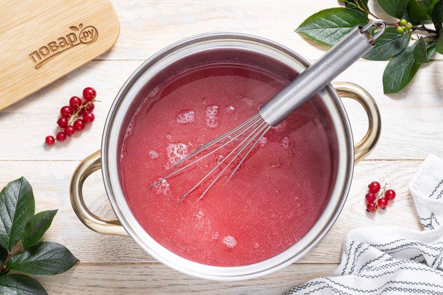 Снимите кастрюлю с плиты, накройте крышкой и охладите. После остывания кисель станет чуть гуще.