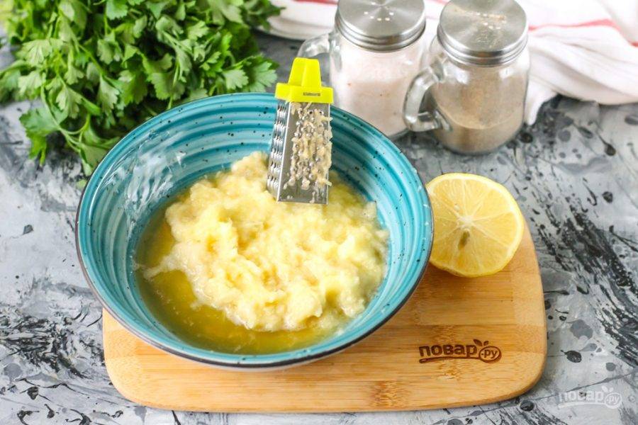 Картофельные клубни очистите от кожуры, промойте в воде. Лучше всего использовать тот сорт картофеля, который предназначен для варки, а не для запекания, так как он более сочный. Натрите клубни на терке с мелкими ячейками - для пюре (у нее мелкие зубцы не внутрь, а наружу). Сразу же сбрызните лимонным соком и перемешайте всю массу, чтобы она не потемнела от соприкосновения с воздухом.