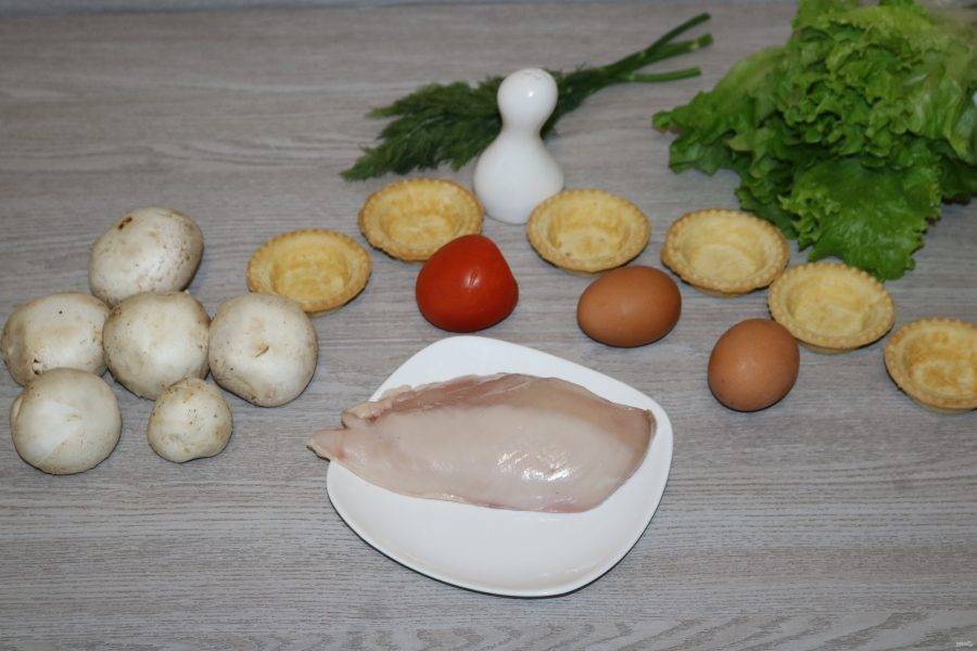 Подготовьте ингредиенты. Яйца и куриное филе отварите до готовности.