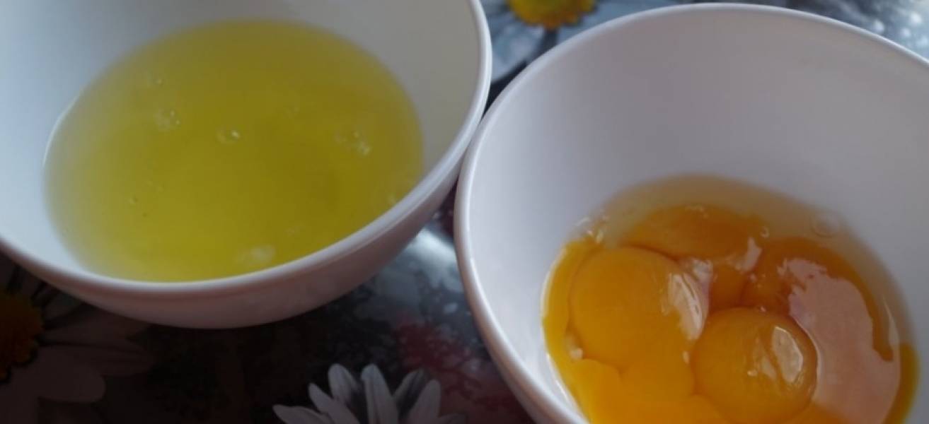 Прежде всего отделите в яйцах желтки от белков.