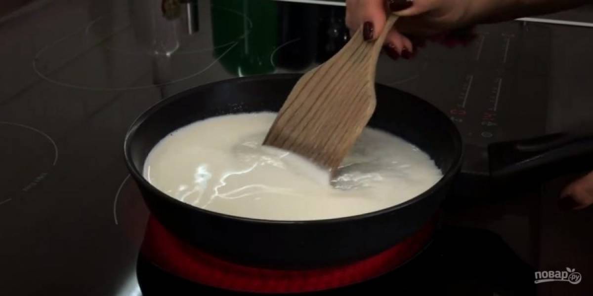 6. Приготовьте крем: несколько ложек молока смешайте с картофельным крахмалом, размешайте до однородности. В сковороду с толстым дном налейте 0,5 столовой ложки воды, после чего добавьте оставшееся молоко и сахар. 