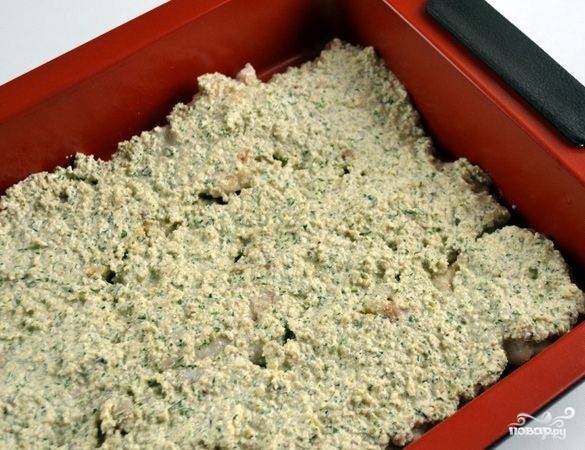 Перекладываем обжаренные кусочки рыбы в слегка смазанную маслом форму для выпекания, сверху выкладываем заготовленную смесь из зелени и орехов и отправляем в предварительно разогретую до 180 градусов духовку на 20 минут.