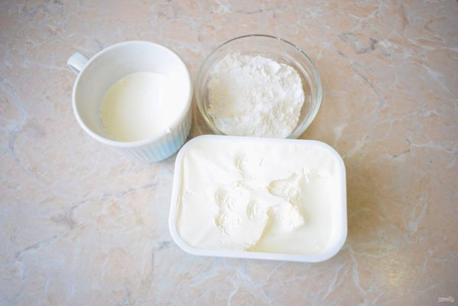 Для крема возьмите жирные сливки, жирностью не менее 30%, сахарную пудру и творожный сыр комнатной температуры. 