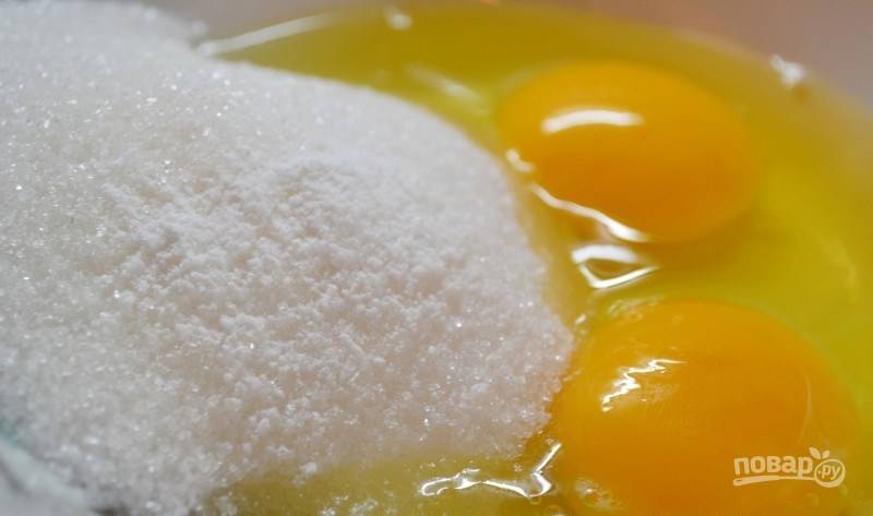 Сырые куриные яйца вбейте в миску. Добавьте к ним сахар, ваниль и немного соли. Хорошенько взбейте, пока масса не увеличится в размере и не посветлеет. 