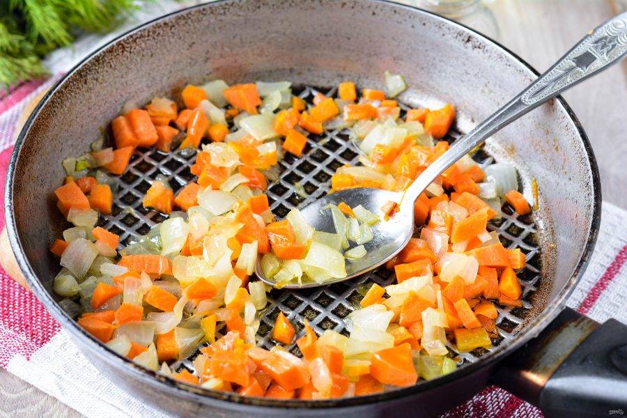 Обжарьте лук с морковкой на растительном масле до мягкости.