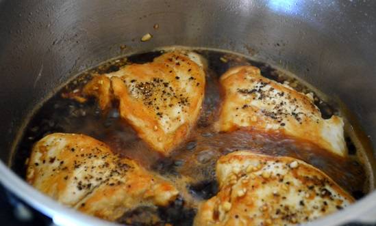 9. К обжаренной курице влить соус и оставить тушиться около 3-4 минут. 