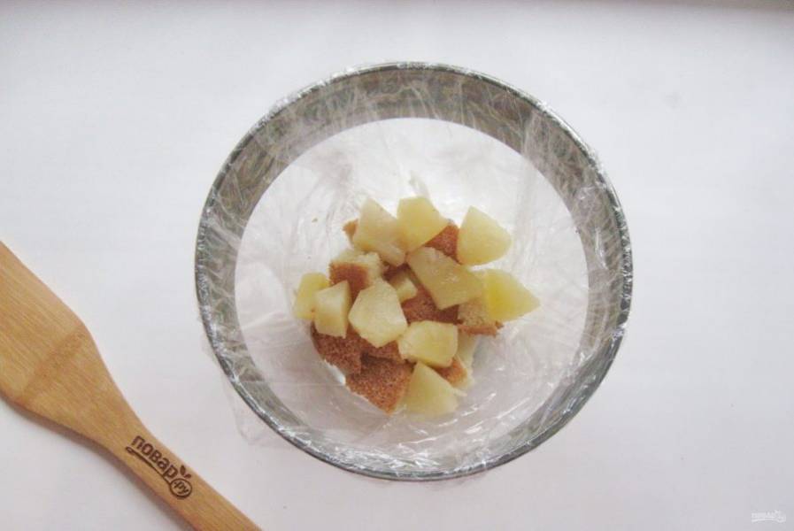 На бисквит выложите несколько кусочков ананаса.