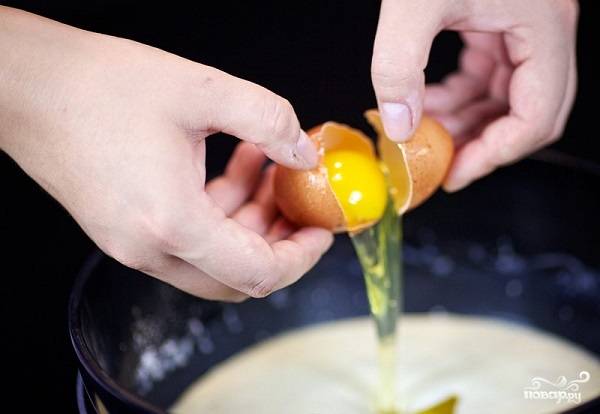7. Когда появятся пузырьки, введите в тесто яйца.