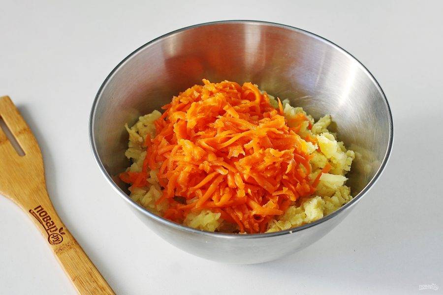 Добавьте тертую морковь.