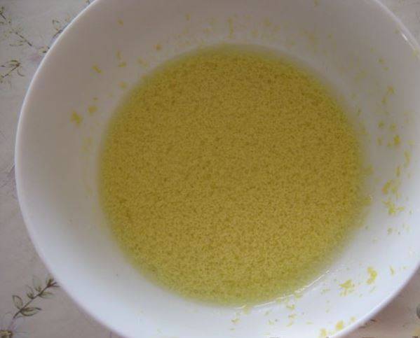 Добавьте к протертому желтку растительное масло и тщательно размешайте.