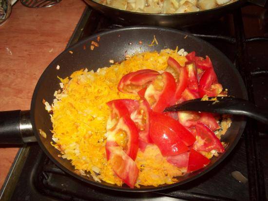 6. Вымыть помидоры и при желании снять с них кожицу. Нарезать ломтиками или кубиками и добавить на сковороду.