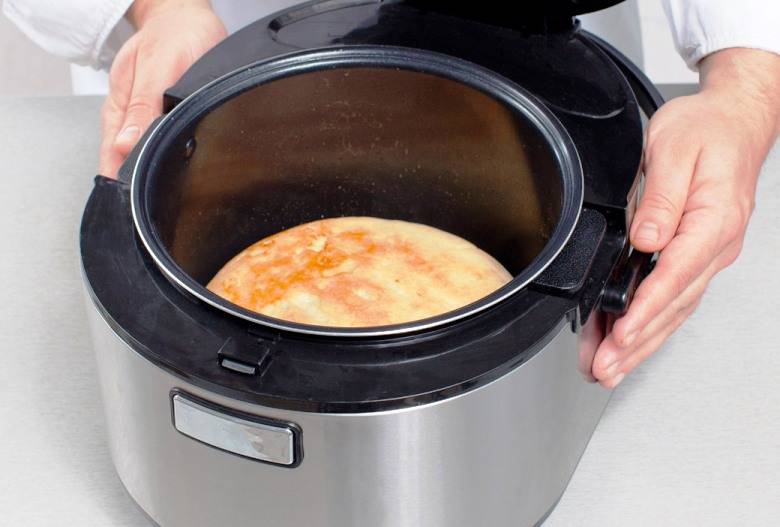 Смажьте чашу мультиварки маслом положите в неё пирог и выпеките в течение 30 минут в режиме выпечки. Готовые пироги сложите стопкой, обильно смазав сливочным маслом, и подайте на стол. 