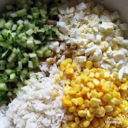 Наконец, наступает черед консервированной кукурузы - ее, без жидкости, тоже добавляем в салат.