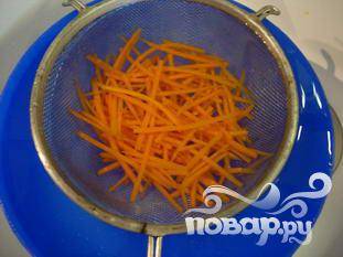 Нарезать морковь соломкой. 

Положить в ту же кастрюлю с кипящей водой и подождать, пока она не закипит. Сразу достать и окунуть в холодную воду.