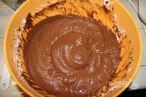 4.	Немного остудите и введите шоколад в миску к остальным ингредиентам, хорошенько размешайте.