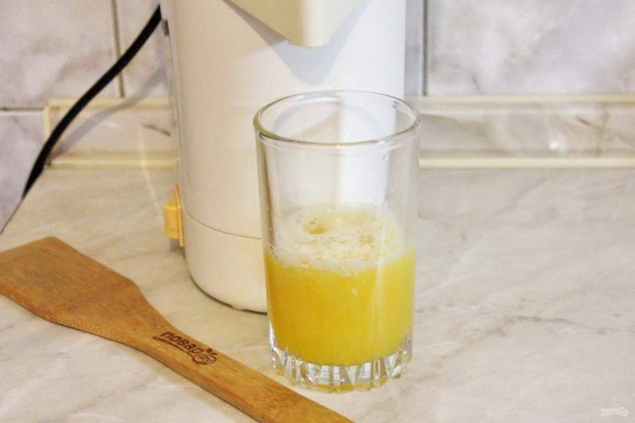 Выдавите сок из половинок апельсина.