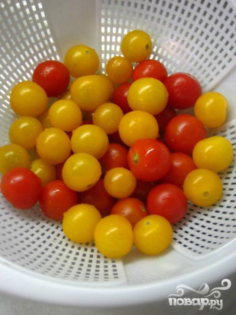 3. На один угол уложите помидор черри, а на оставшееся пространство равномерно насыпьте ягоды черники.