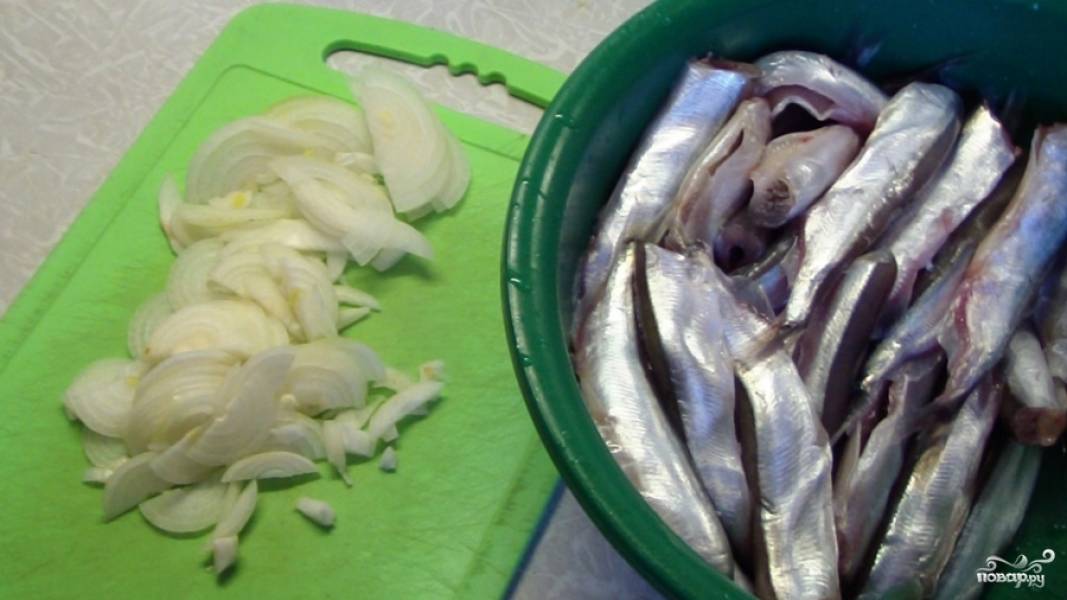 Мойва в сметане с луком на сковороде — рецепт с фото