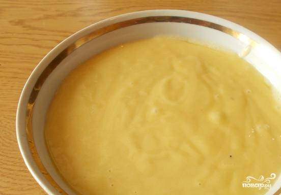 Масло растопите и остудите. Добавьте его к яичной смеси вместе с мукой. Замешайте тесто.