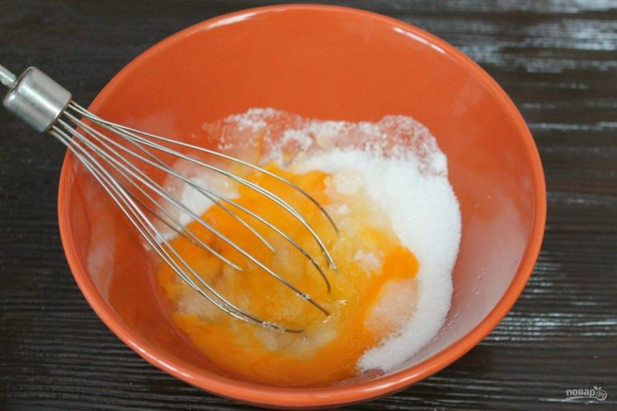 В другой миске взбиваем яйца с сахаром и щепоткой соли. 