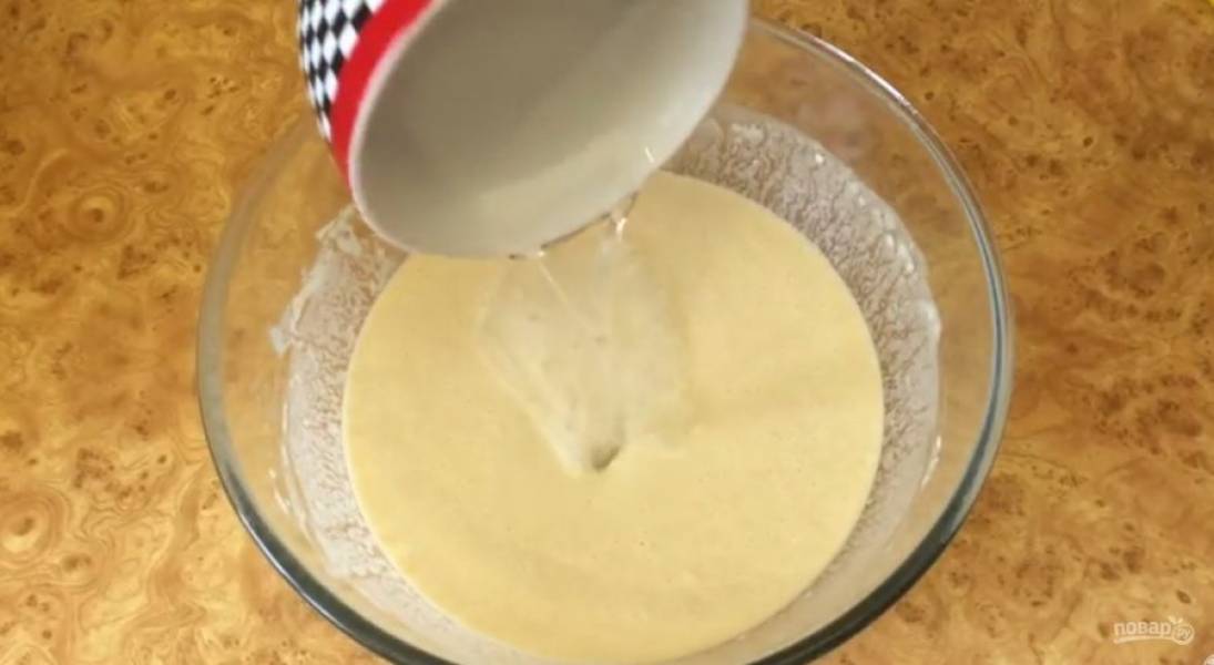2.  Накройте тесто крышкой и оставьте на 20 минут. Добавьте кипяток, смешанный с лимонной кислотой, очень быстро размешивая тесто венчиком. Затем добавьте растительное масло и перемешайте до однородности.