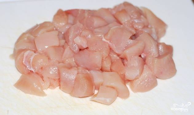 Куриное филе помойте. Нарежьте его средними кубиками. Затем залейте курицу молоком на полтора часа.