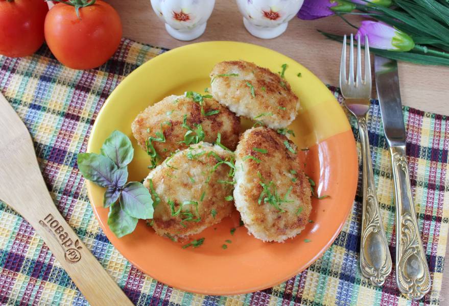 Блюда из кабачков - сочные котлеты с кабачками и фаршем с томатной подливкой