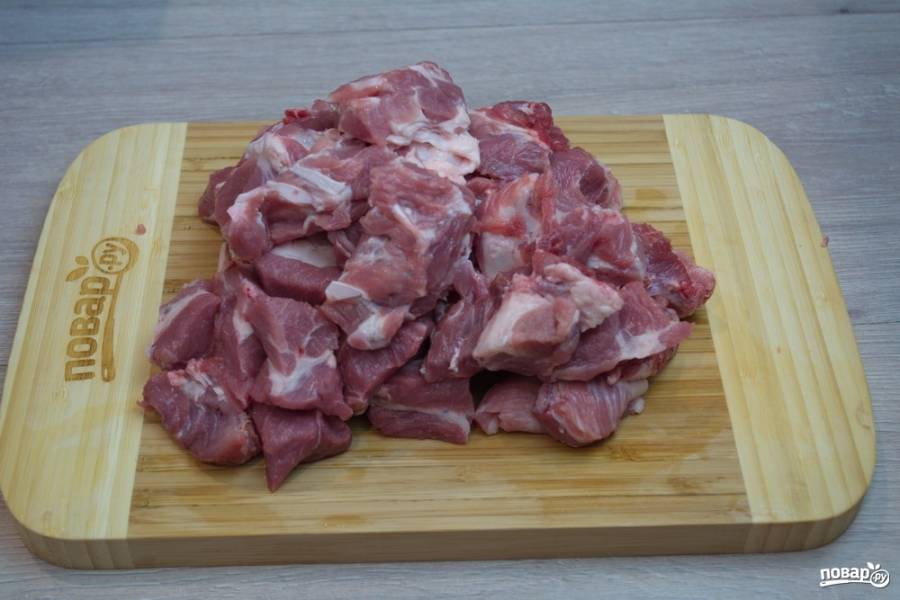 Для приготовления блюда нам нужно: свиную шею нарезать небольшими кусочками. Слишком толстые кусочки сала срезать.