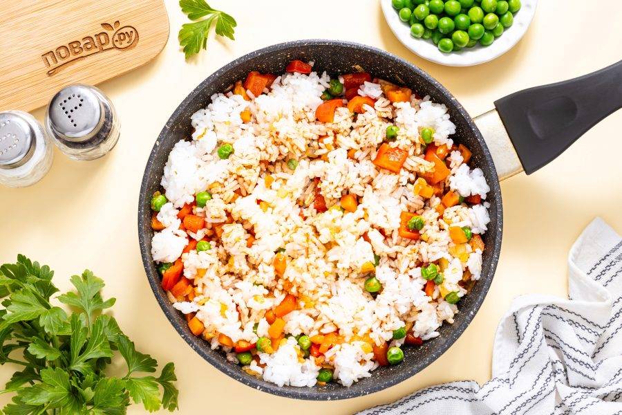 Влейте соевый и устричный соус. Все перемешайте.