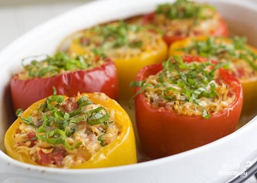 Перец, фаршированный овощами и рисом в духовке