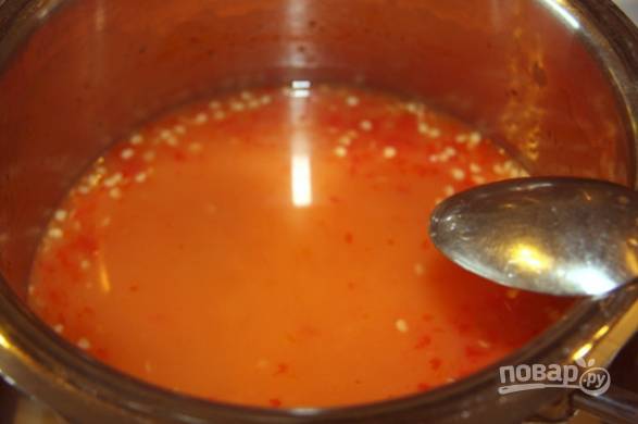 После закипания подержите соус на огне еще 3-5 минут. Смешайте воду с крахмалом и влейте эту массу в соус, прогрейте пару минут и разлейте соус по баночкам и храните его в холодильнике.
