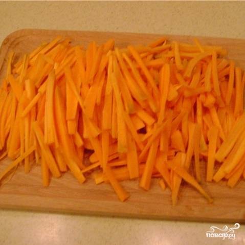 Морковь вымыть, очистить, нарезать соломкой.