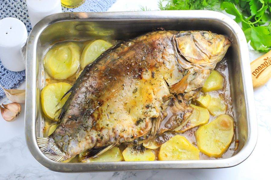 Разогрейте духовку до 200 градусов и запеките рыбу примерно 30-40 минут в зависимости от ее веса. 