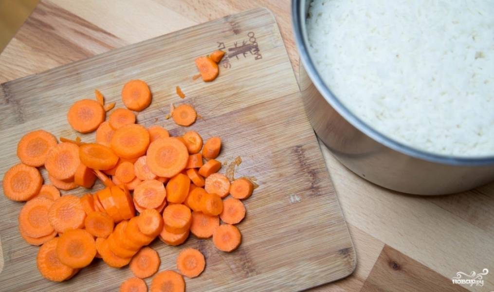 Поставьте варёный рис остужаться. нарежьте кольцами морковь.