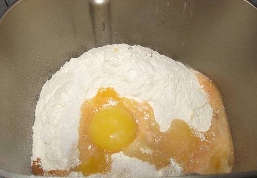 4. Сливочное масло можно полностью растопить или добавить размягченным. Вбить яйца. 