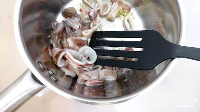 2. Выложите заранее подготовленные кальмары или другие морепродукты, которые будете использовать в рецепт приготовления спагетти с чернилами каракатицы.
