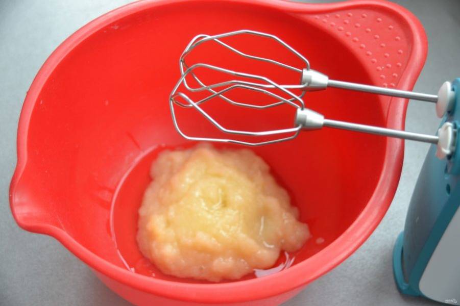 Выложите яблочное пюре в просторную емкость для взбивания, добавьте яичный белок.