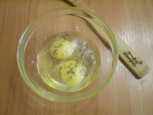 Яйца взболтайте с солью и специями для кляра.