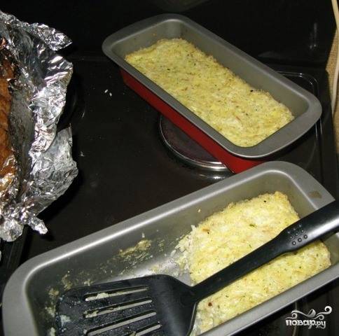 Запекайте рис в духовке, которую необходимо предварительно разогреть до двухсот градусов. Через полчаса включите гриль на пять минут, чтоб на сыре образовалась красивая корочка. 