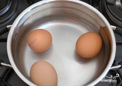 2. Отварите яйца вкрутую. Для этого после закипания проварите их десять минут.