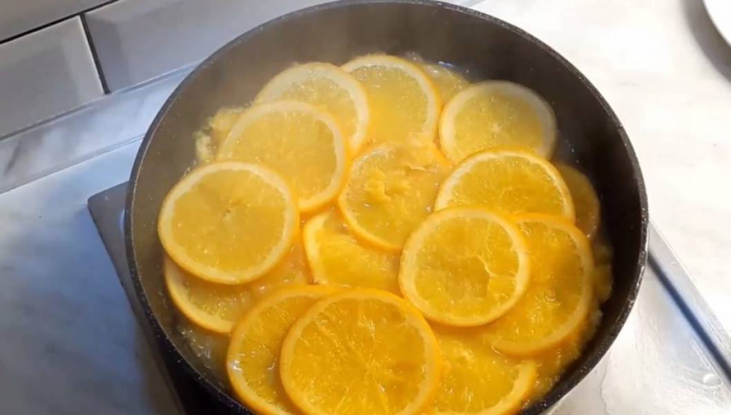 4. Перемешайте и выложите на эту смесь апельсины, проварите под крышкой примерно 10 минут, чтобы они стали мягкими и немного отдали свою горечь. 