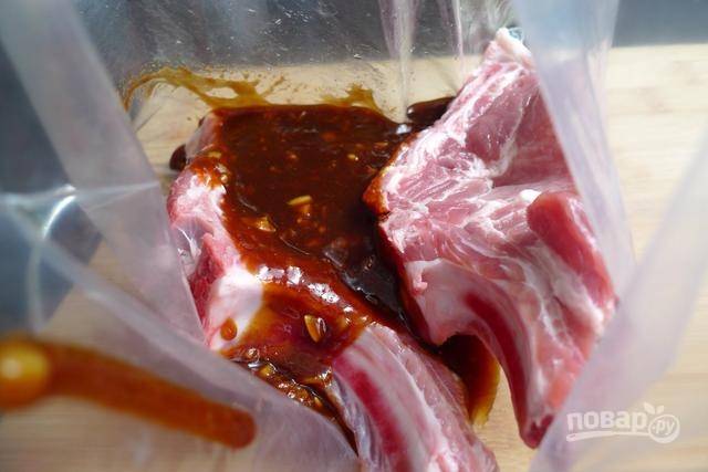 Залейте соус в пакет к мясу и хорошо встряхните, чтобы маринад полностью покрыл куски.