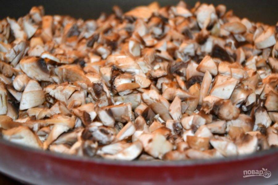 5.	Разогрейте сковороду с растительным маслом, положите в сковороду грибы.