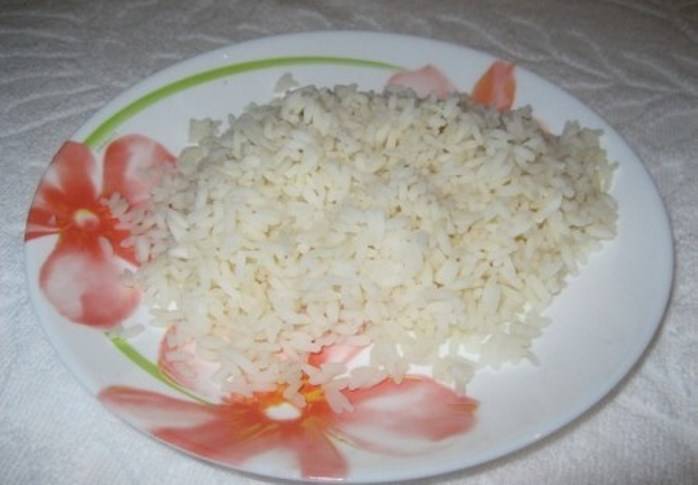 Отварите и промойте рис. 