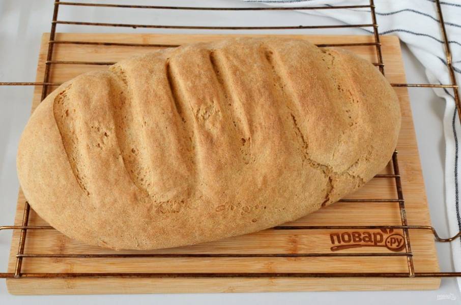 Прогрейте духовку до 190 градусов, выпекайте хлеб 45-50 минут. После положите хлеб на решетку для остывания.