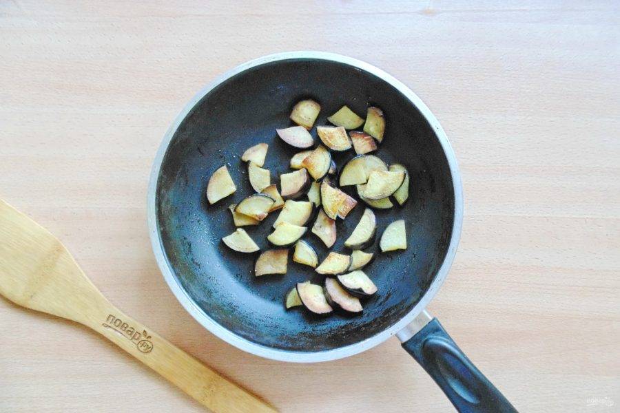 Пока картофель варится, баклажан помойте, нарежьте произвольно и выложите в сковороду с растительным маслом. Обжарьте баклажан небольшими порциями, чтобы кусочки подрумянились. 