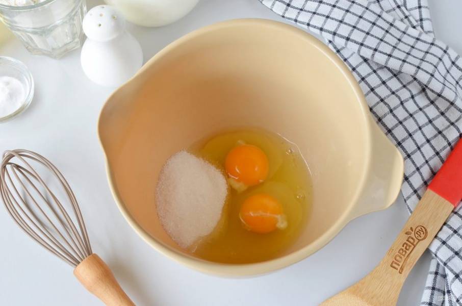 В удобной емкости взбейте яйца с сахаром и щепоткой соли.