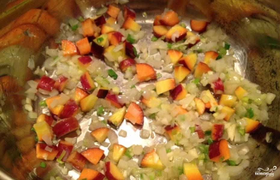 3. Теперь сделаем начинку. Для начала на небольшом количестве растительного масла обжарим лук, морковь и чеснок до золотистого цвета. 