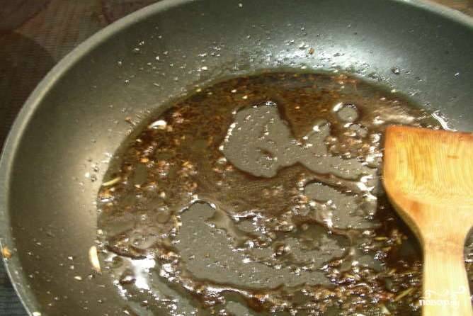Чеснок так же пока что перекладываем, а на сковороду вливаем кунжутное масло, добавляем соевый соус, сок лайма и тертый на мелкой терке имбирь (он придает остроту всему блюду). Обжариваем все вместе 1-2 минуты.
